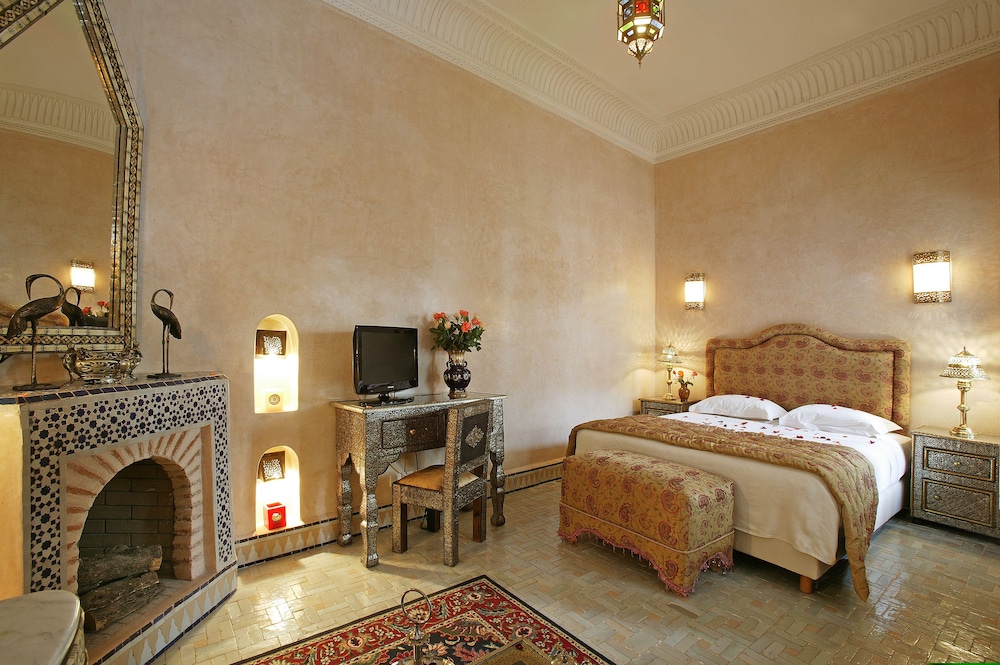 STANDARD, KING BED, BATHTUB