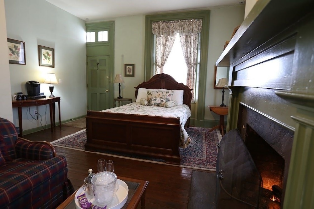 Lafayette Inn 27/66