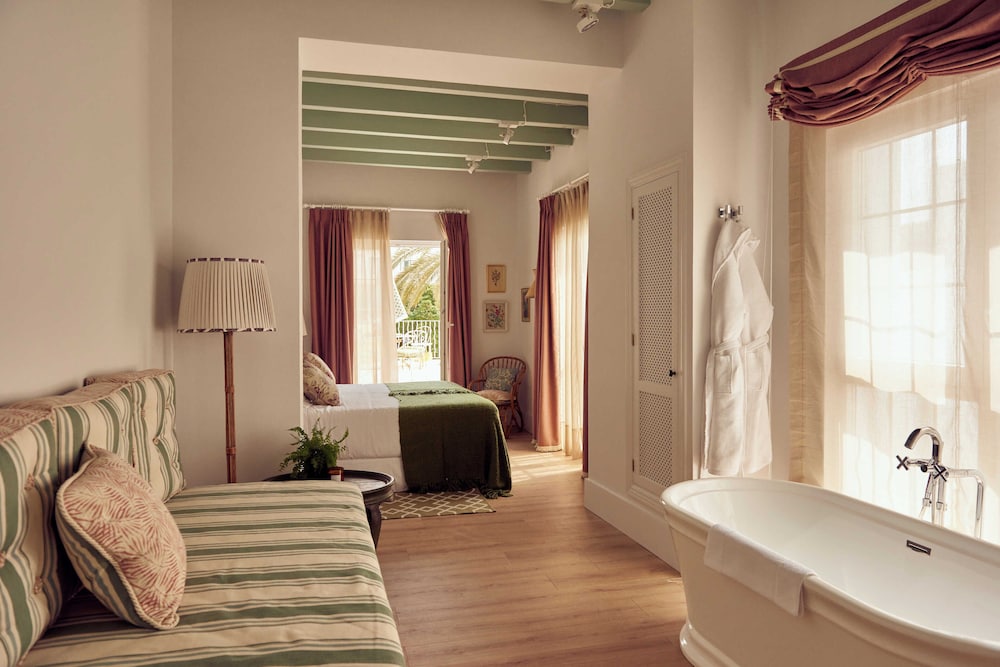 Cristine Bedfor Mahon Boutique Hotel 60/60