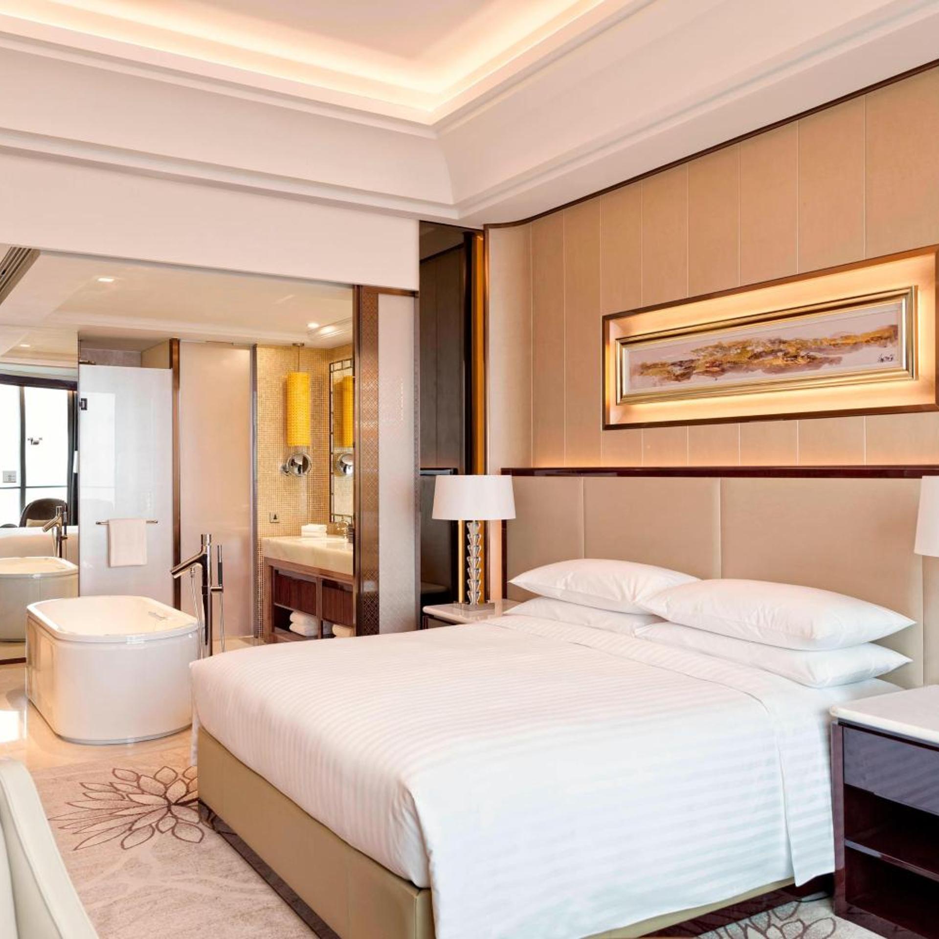 Deluxe, King Bed