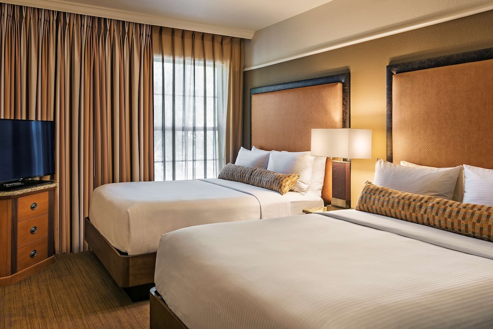 2 BEDROOMS, SUITE, 1 KING AND 2 QUEEN BEDS