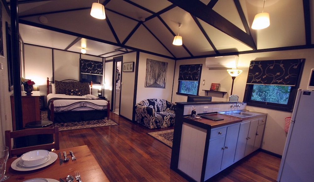 Tudor Cottages 14/22