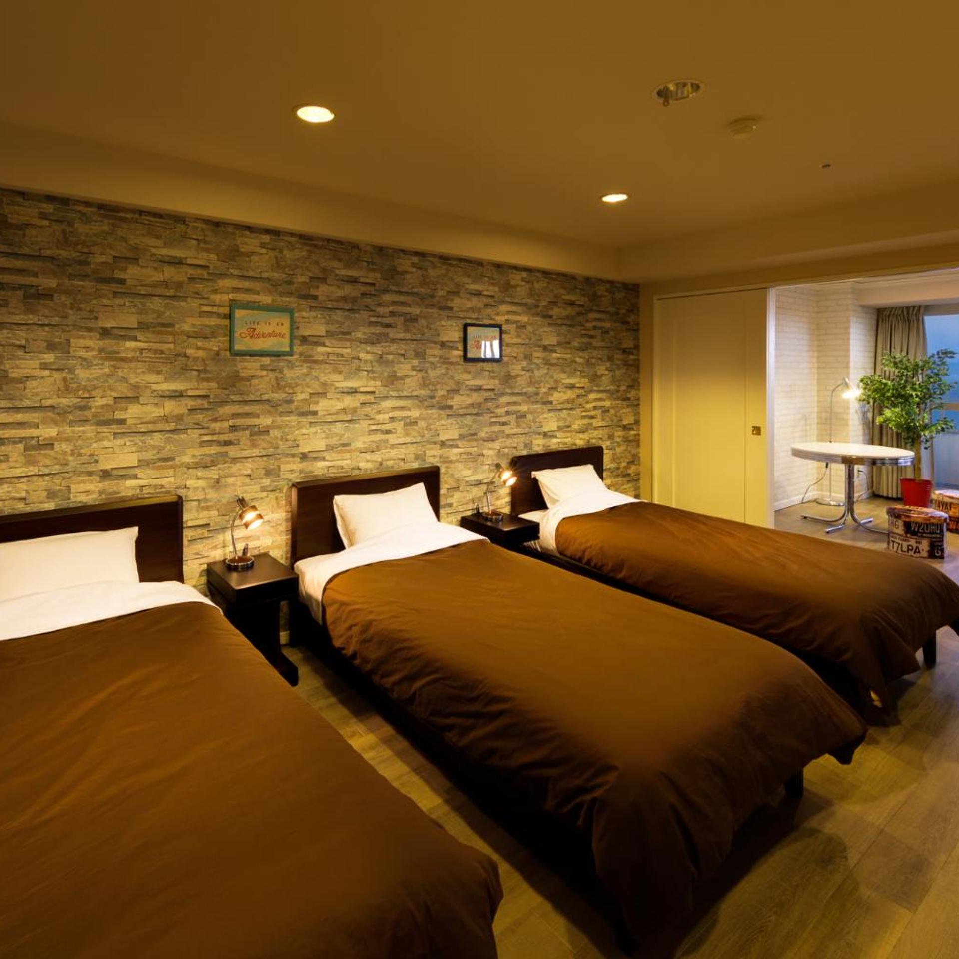 Room, Triple