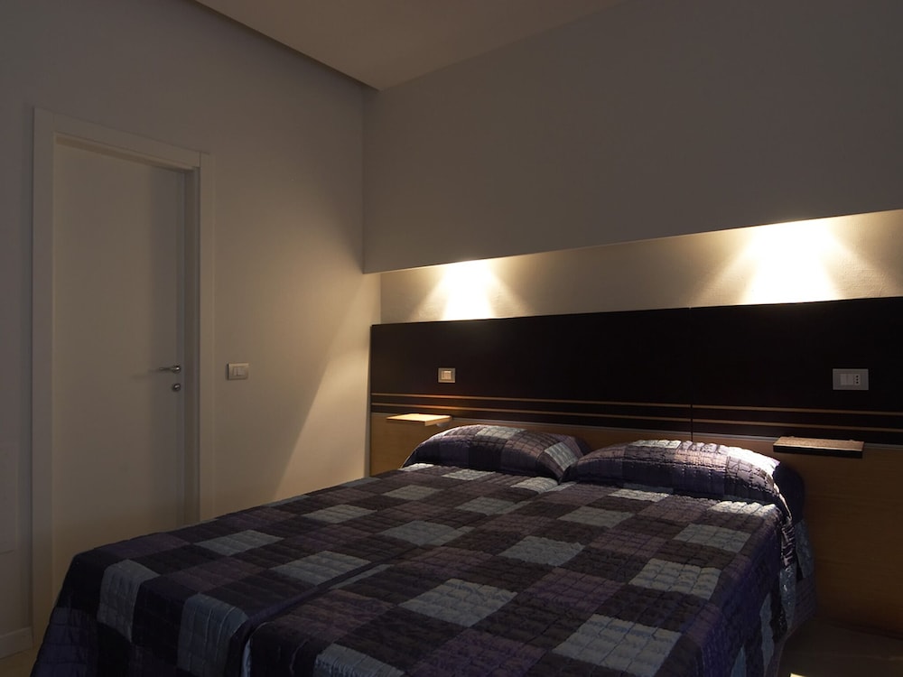 ROOM, SINGLE