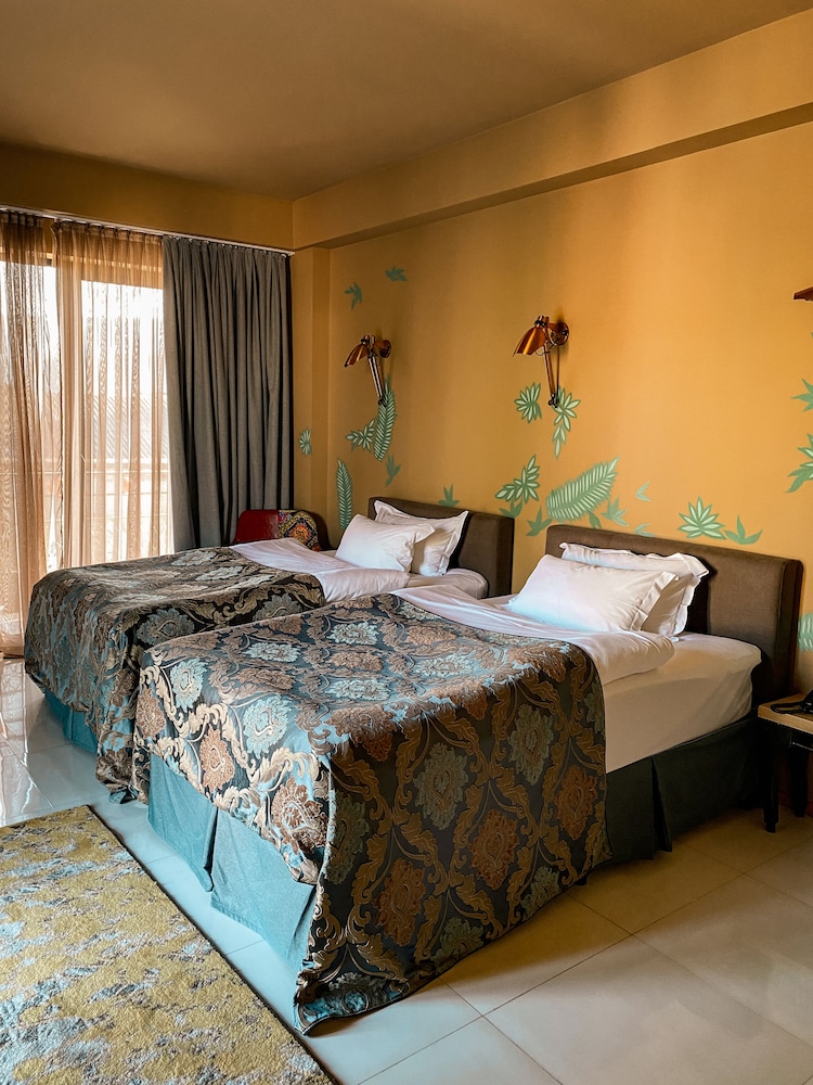 STANDARD, TWIN BEDS, CITY VIEW