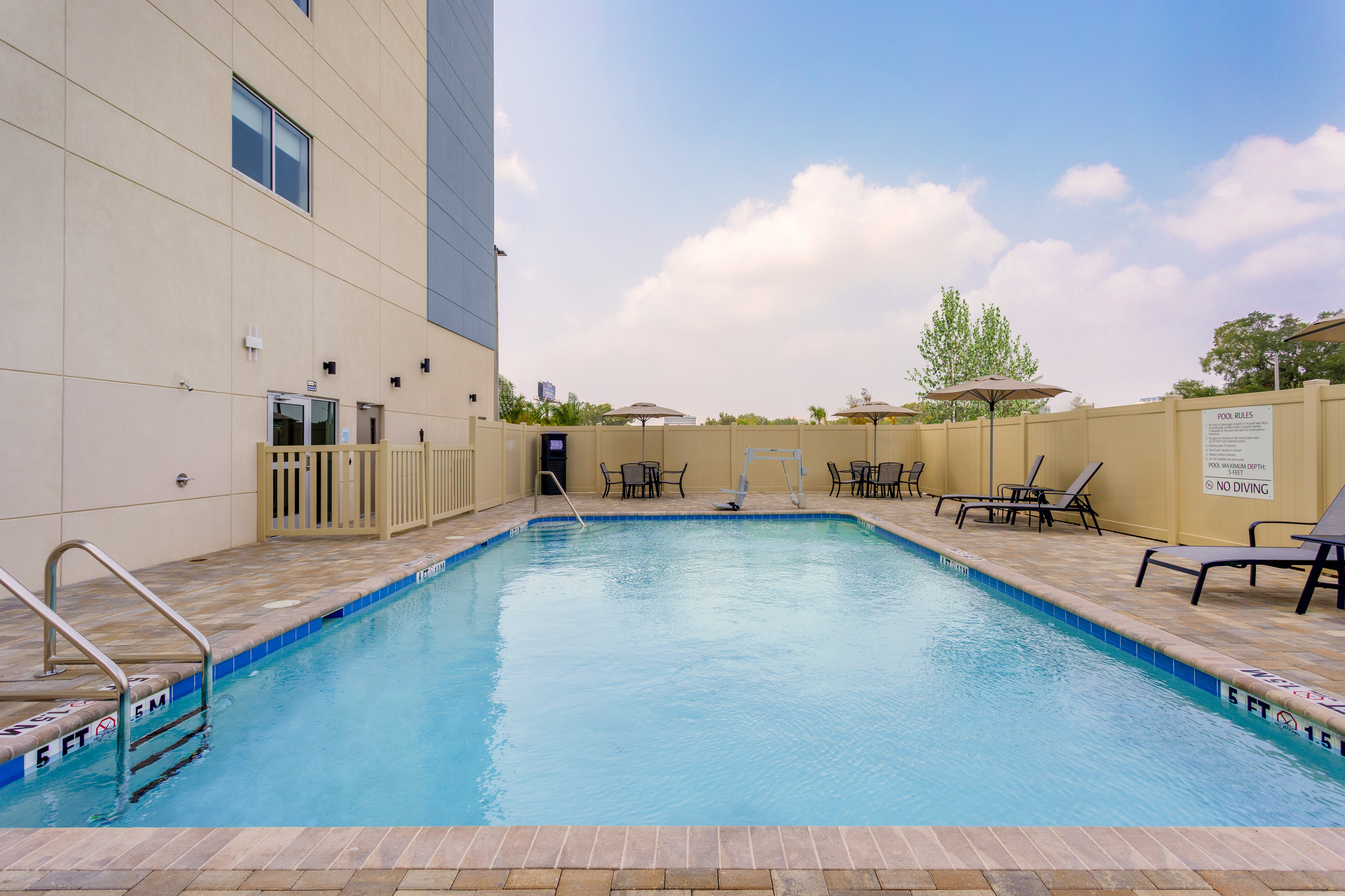 Holiday Inn Express & Suites Tampa Stadium Airport Area 19/36