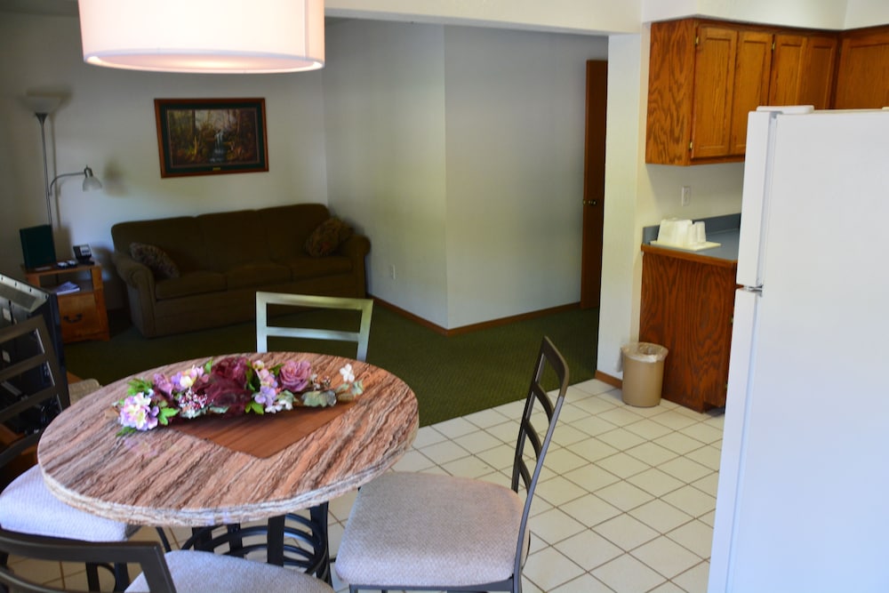 The Ozarker Lodge 74/89