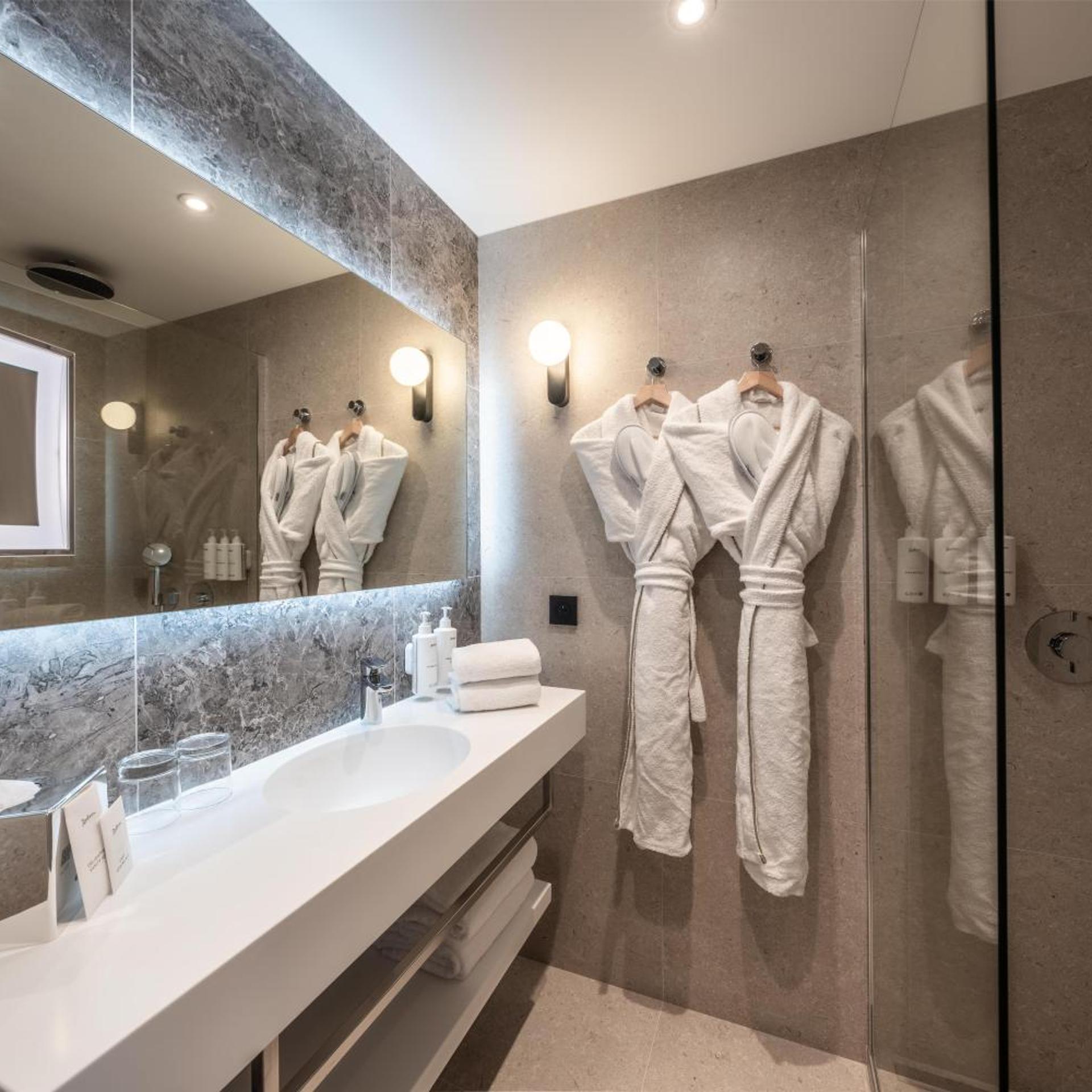 غرفة بريميوم بإطلالة على البحر بشرفة، Luxotel Cannes 6/6