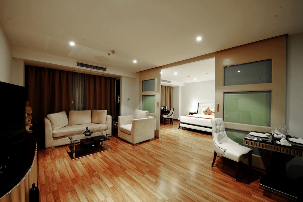 The Bless Hotel And Residence 64/80