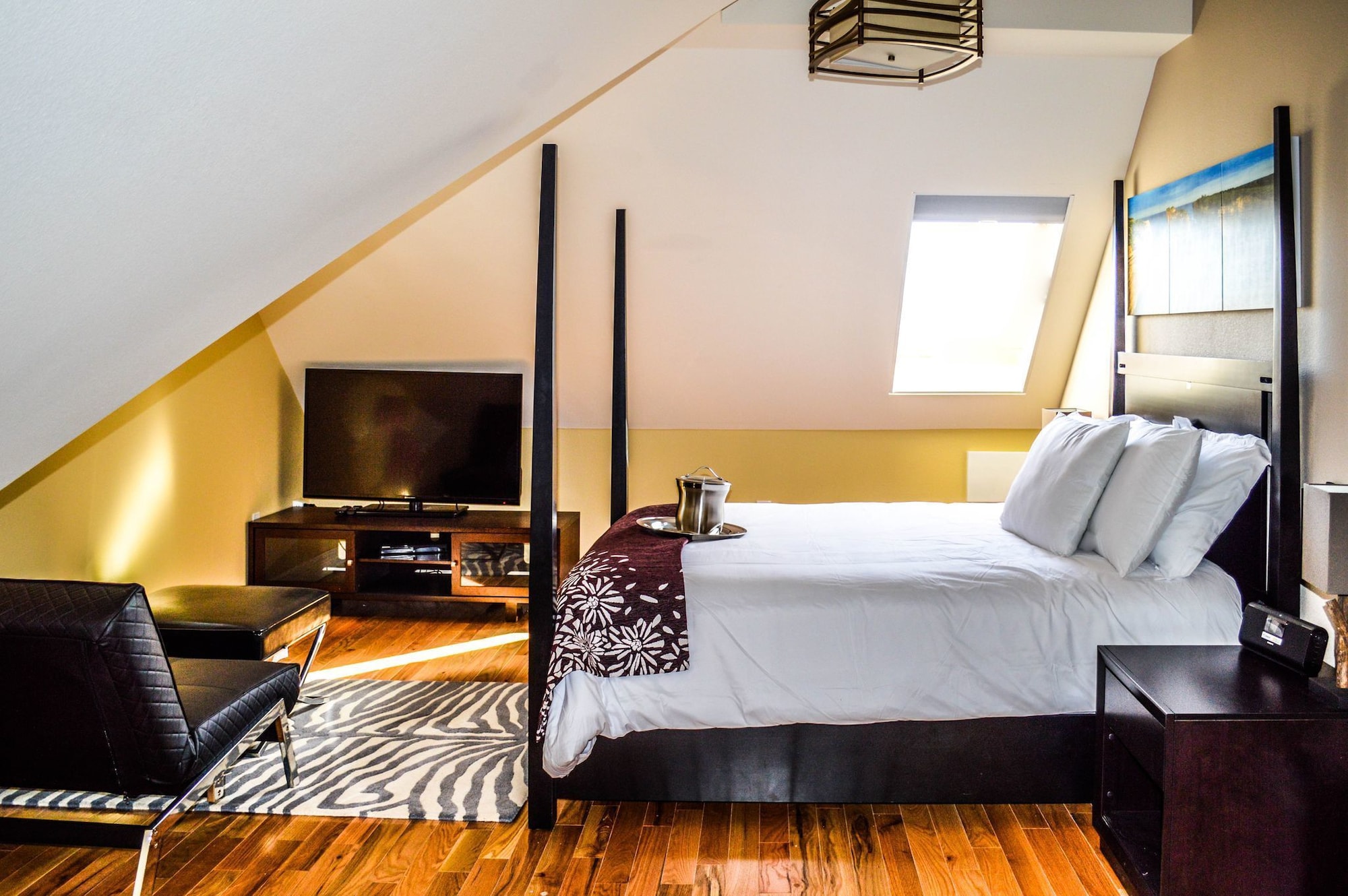 ROOM, QUEEN BED, ATTIC