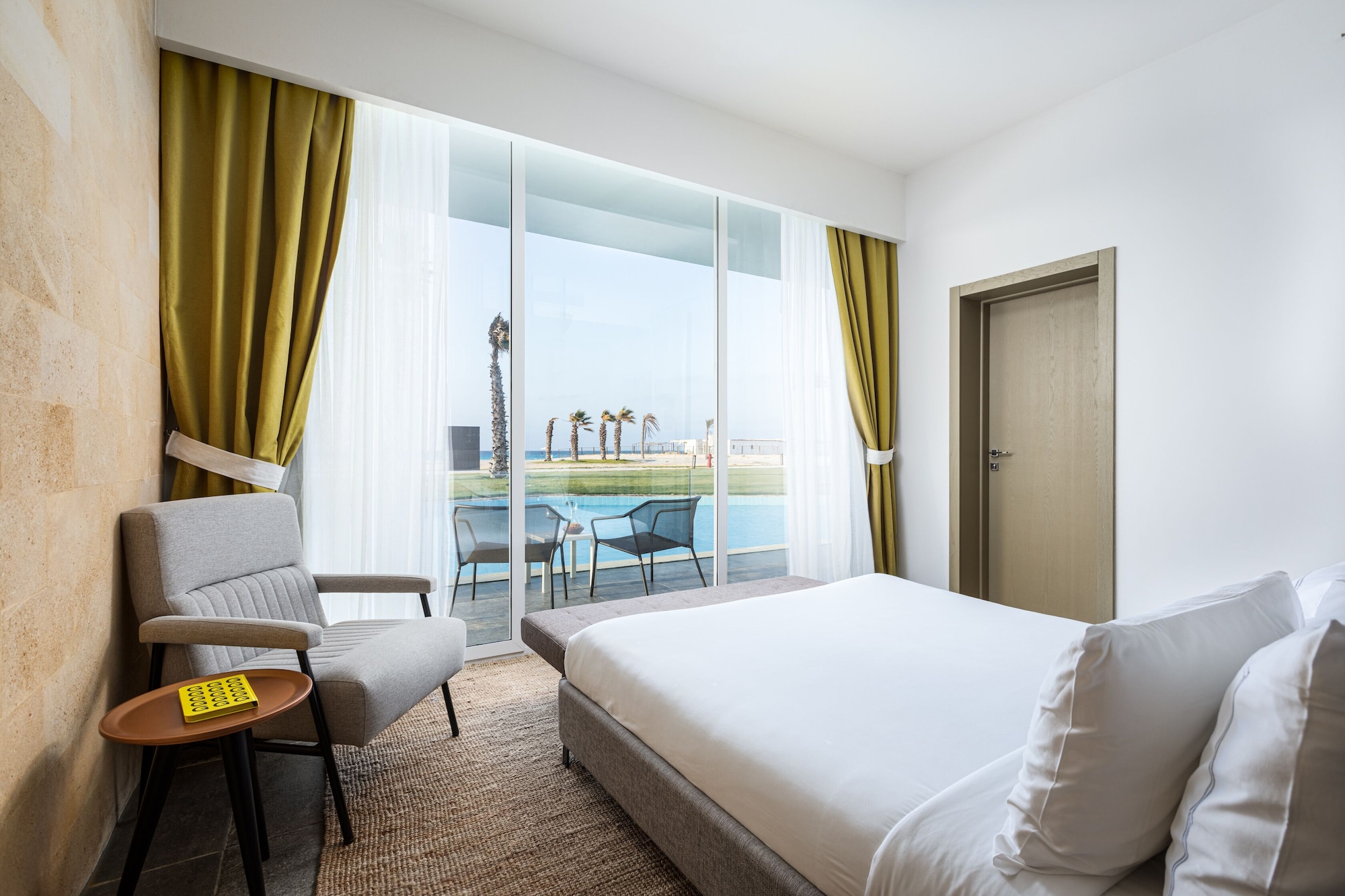 G, Suite, 2 Queen Beds, Pool View