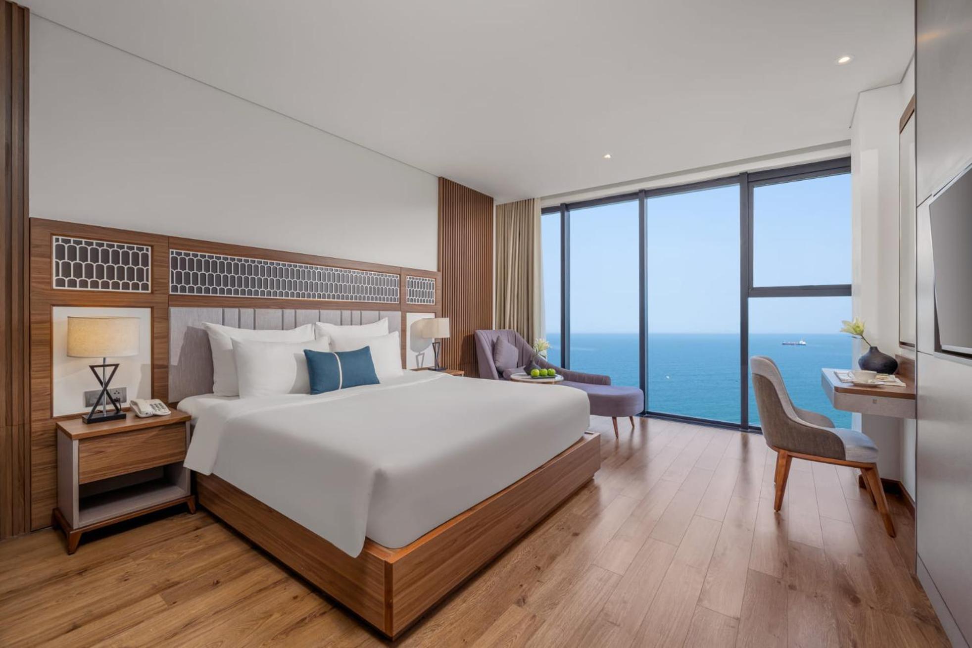 Grand, Ocean, Queen Bed, Bathtub
