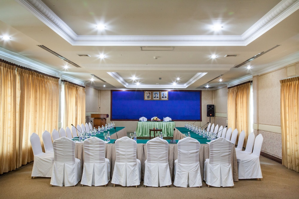 Angkor Holiday Hotel 52/58