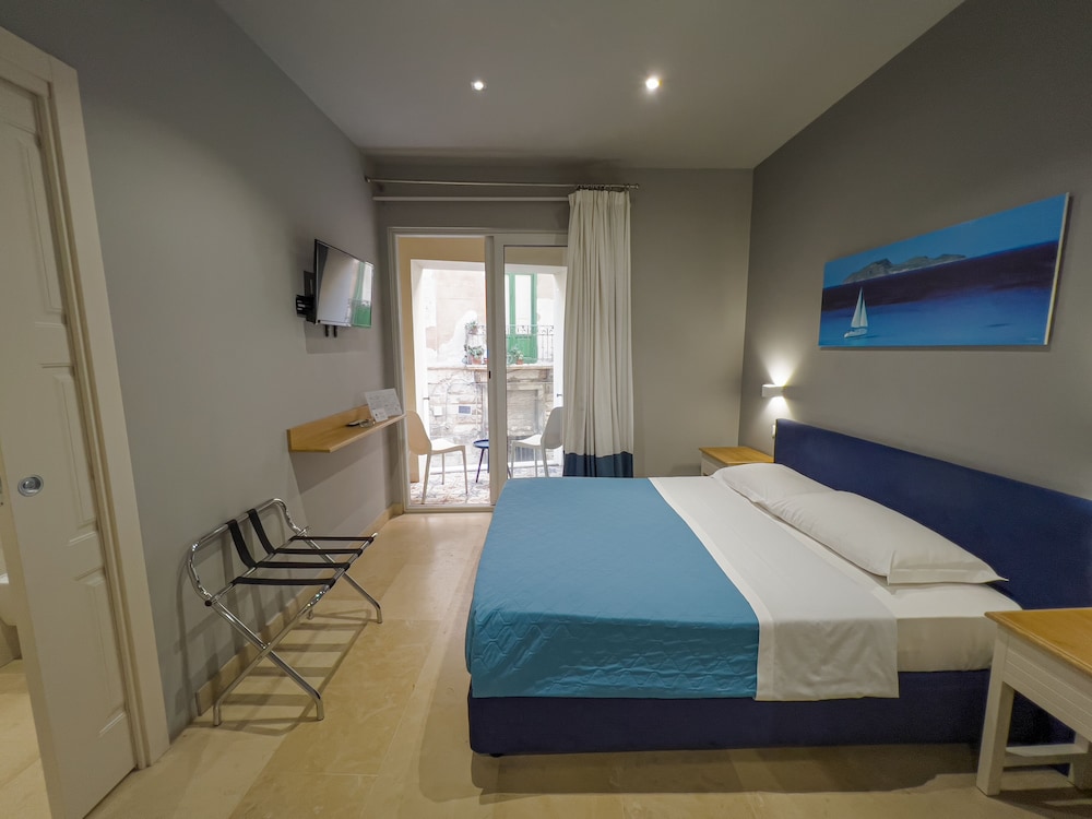 JUNIOR SUITE, QUEEN BED