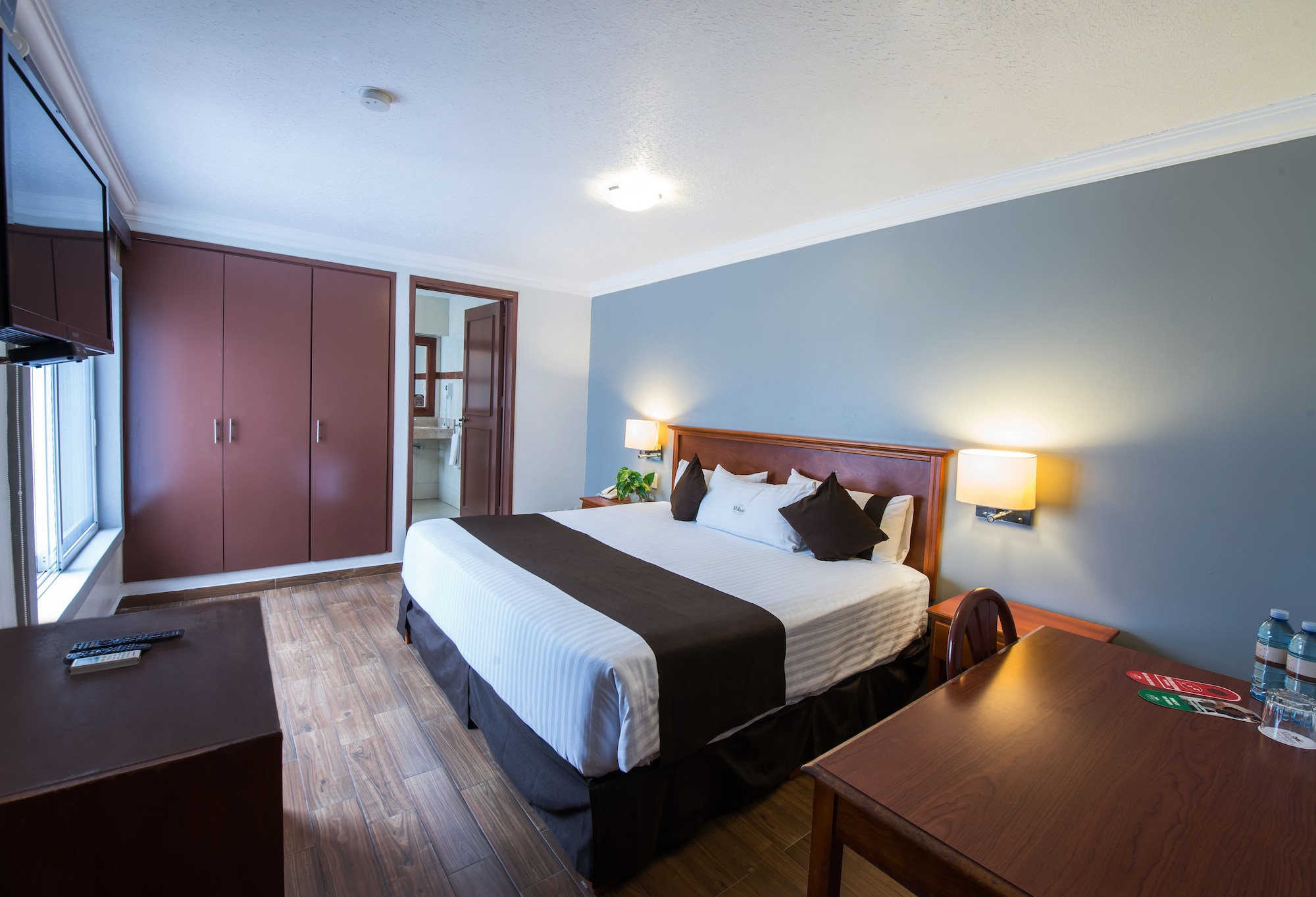 STANDARD, KING BED