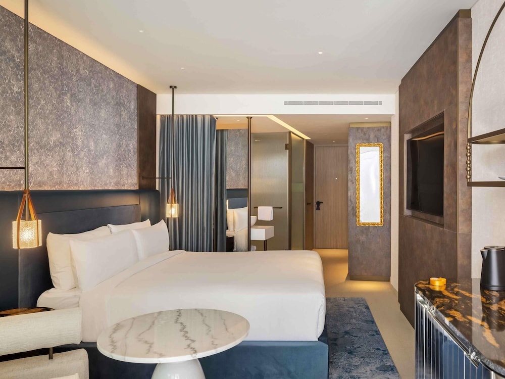 DELIGHT, KING BED, POOL ACCESS