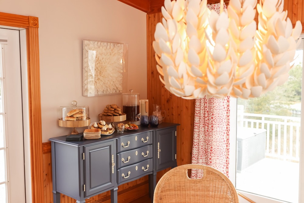 The Burrus House Inn Waterfront Suites 6/50