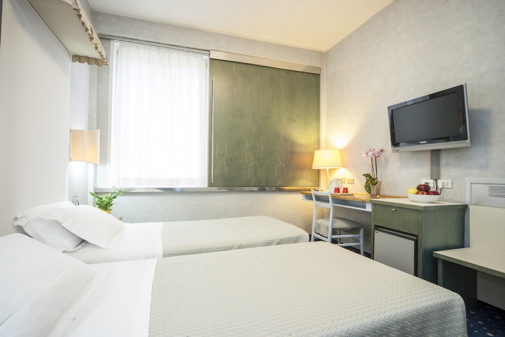 ROOM, DOUBLE BED