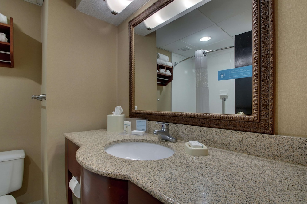 Hampton Inn Lebanon, MO 33/56