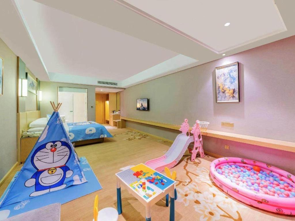 Vienna Hotel (Zhongshan Xiaolan High Speed Railway Station) 51/59