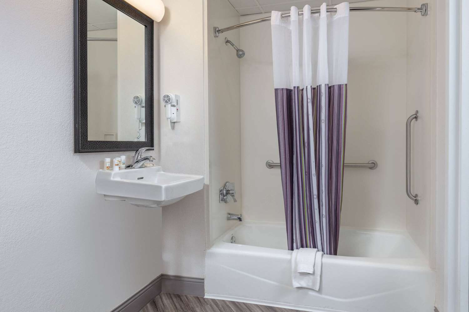 La Quinta Inn & Suites by Wyndham Clifton/Rutherford 49/50