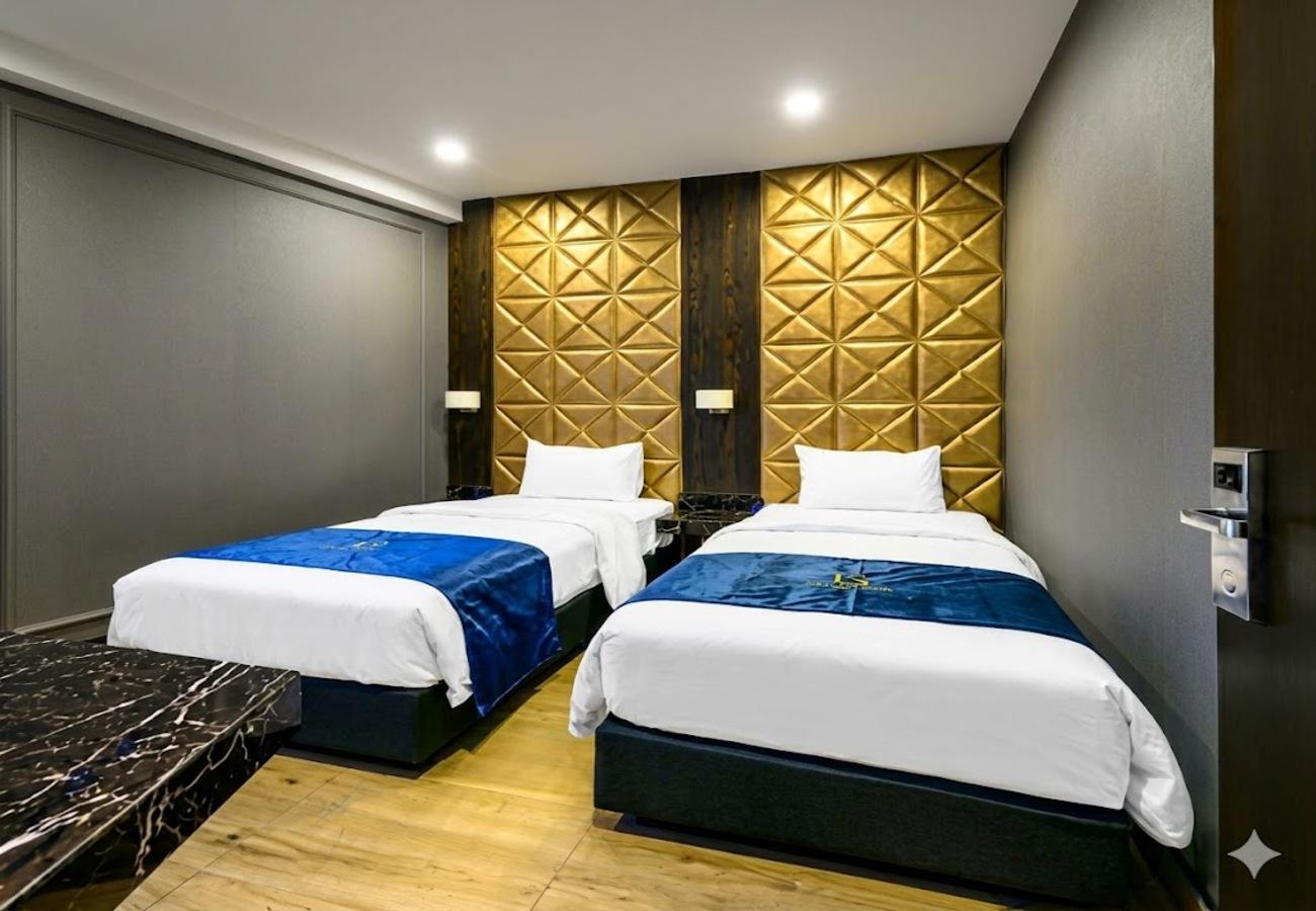 Room, Twin Beds, No Window