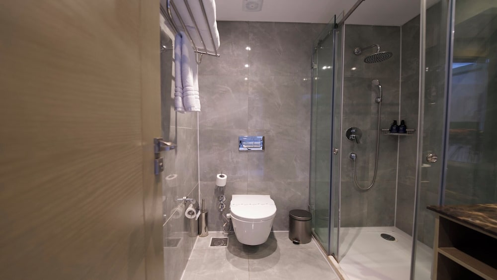 غرفة ديلوكس عائلية بسرير كوين وسرير بطابقين بإطلالة على البحر، M Hotels at Porto Marina 2/2
