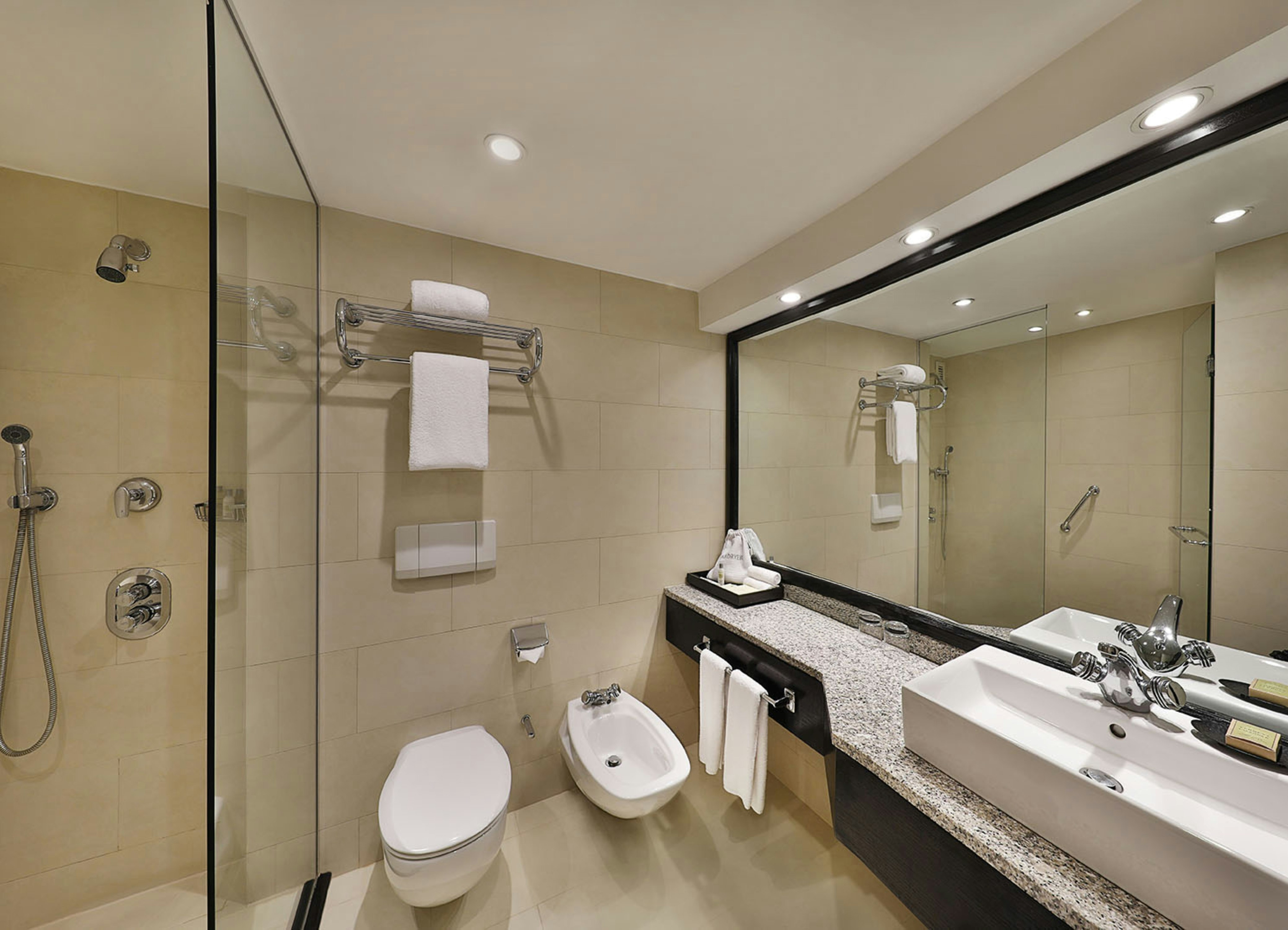غرفة بسرير كينج لذوي الإعاقة، Hilton Cairo Heliopolis 4/5