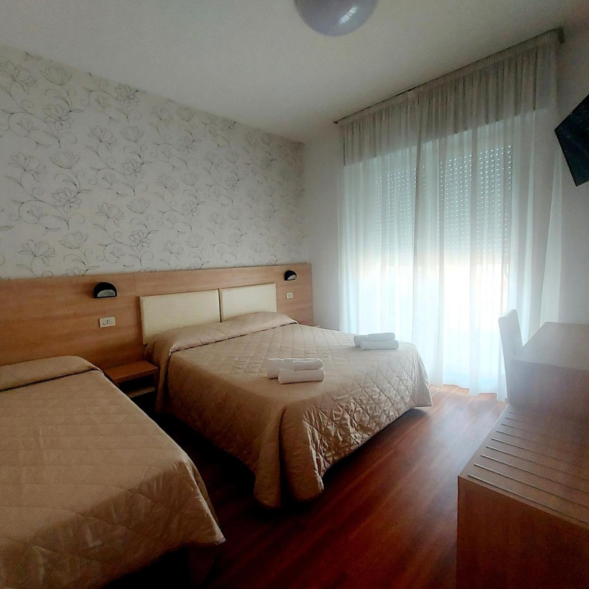 Monica Hotel 6/49