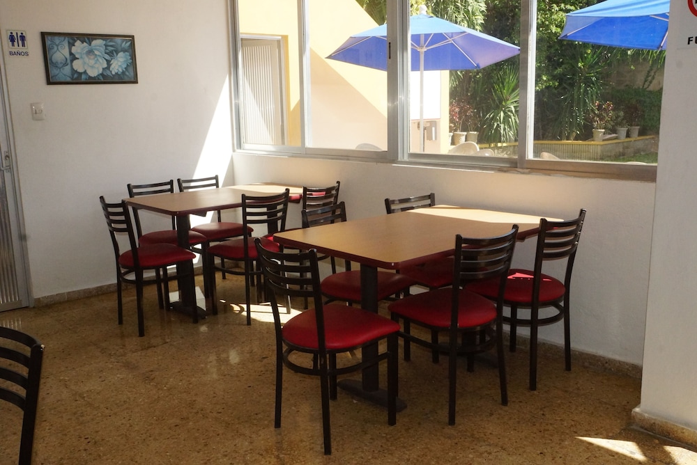 Las Dalias Inn 35/60