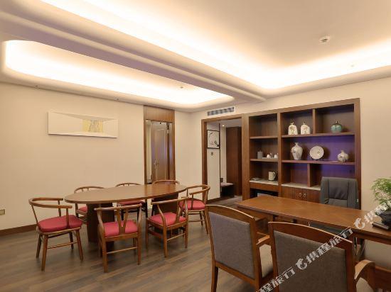 Lujia International Hotel 56/60