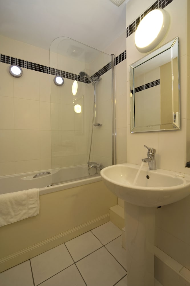 The Holly Tree Hotel 43/46