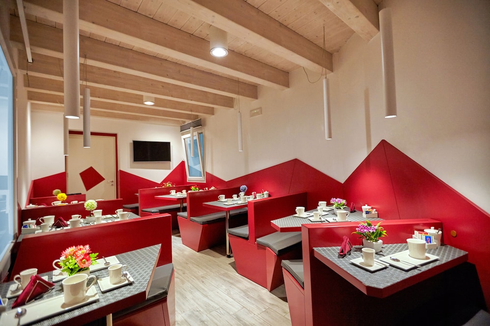 Hospitality Hotel 51/57