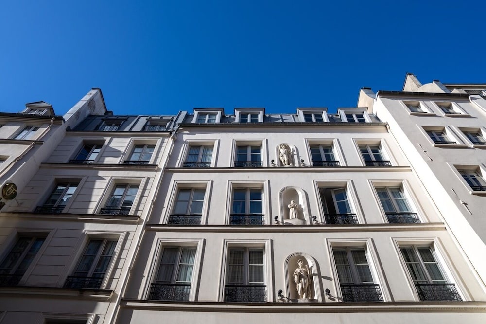 Hotel De Fleurie 2/50