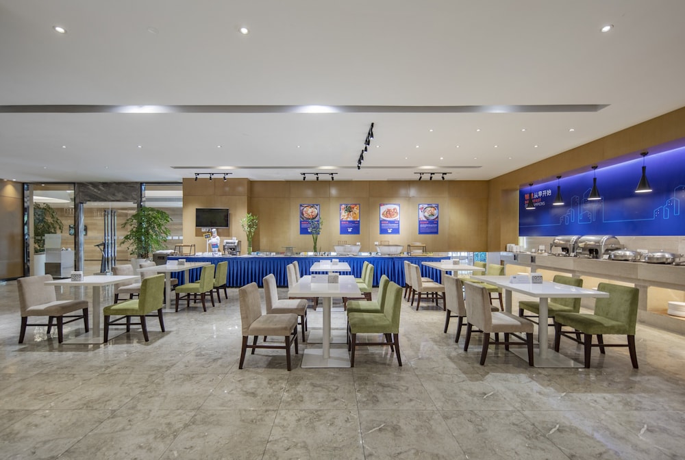 Holiday Inn Express New Jinqiao 29/35