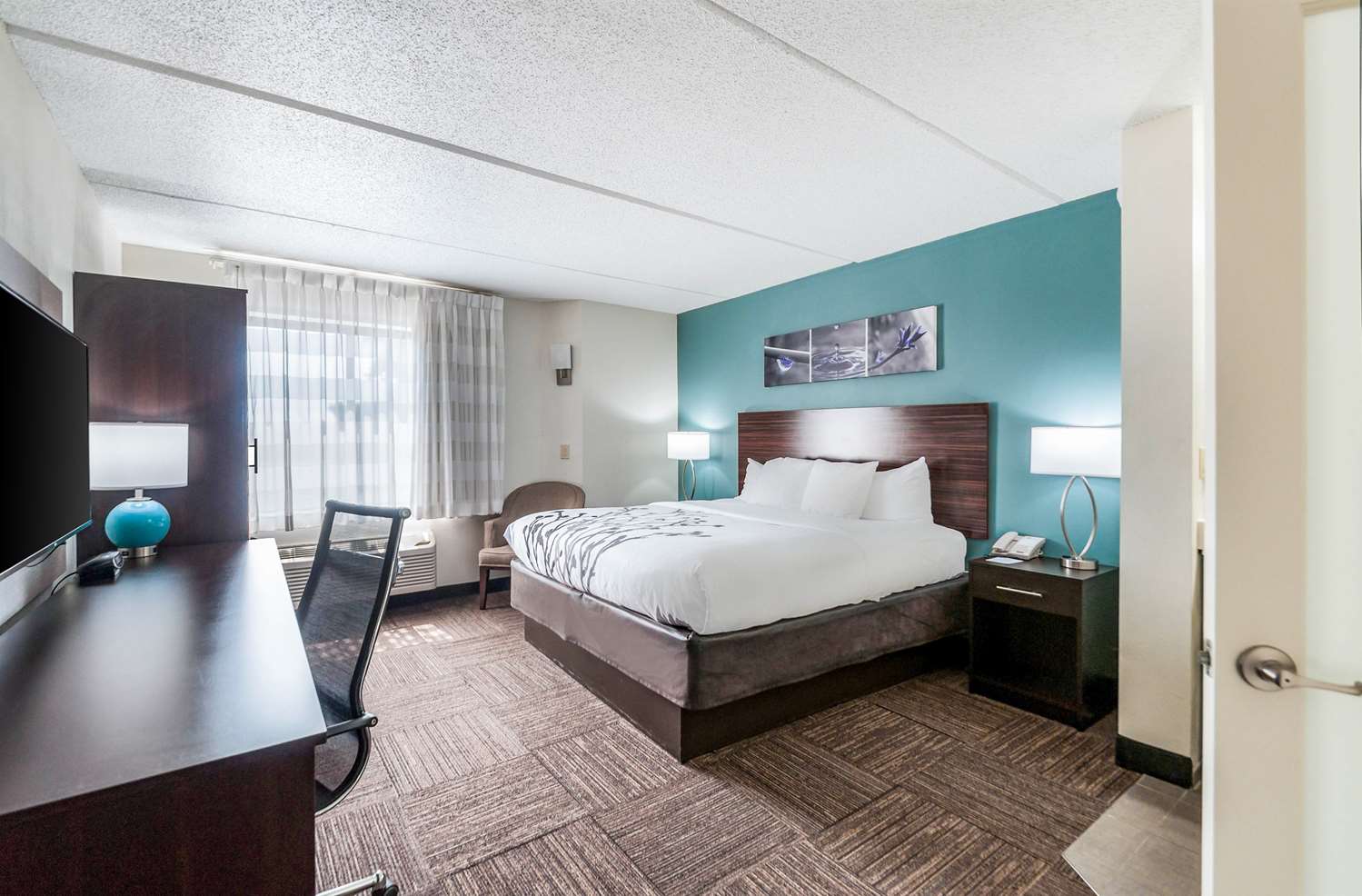 غرفة بسرير كينج