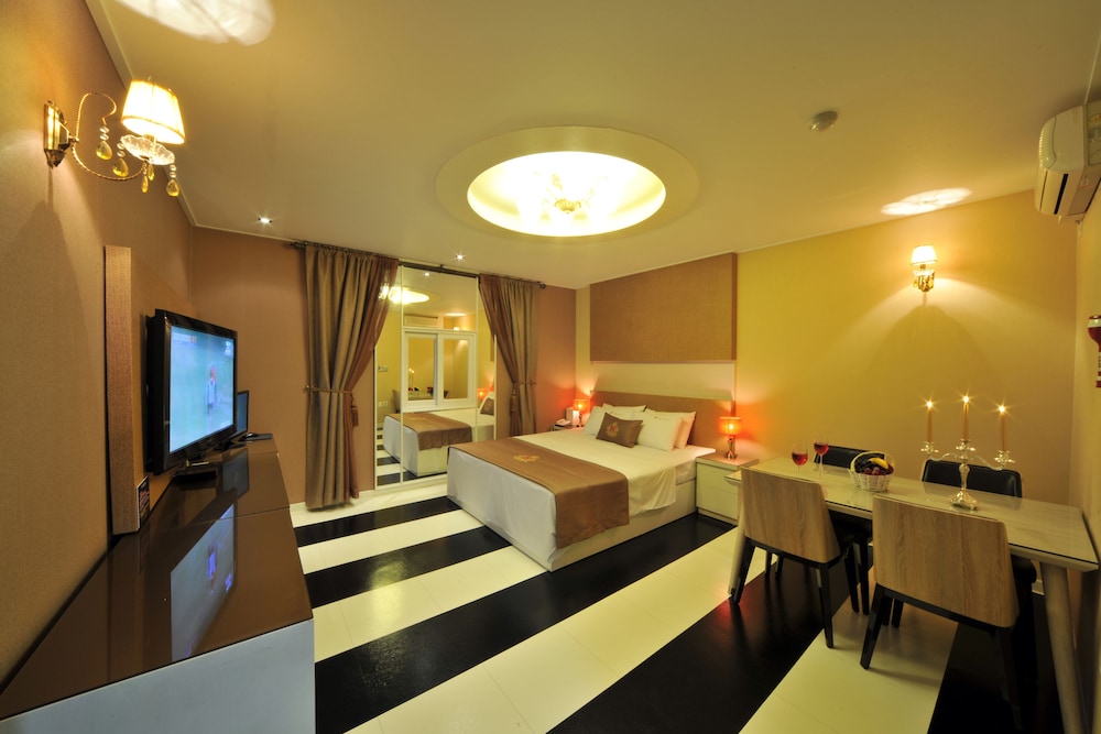 S Hotel 28/33