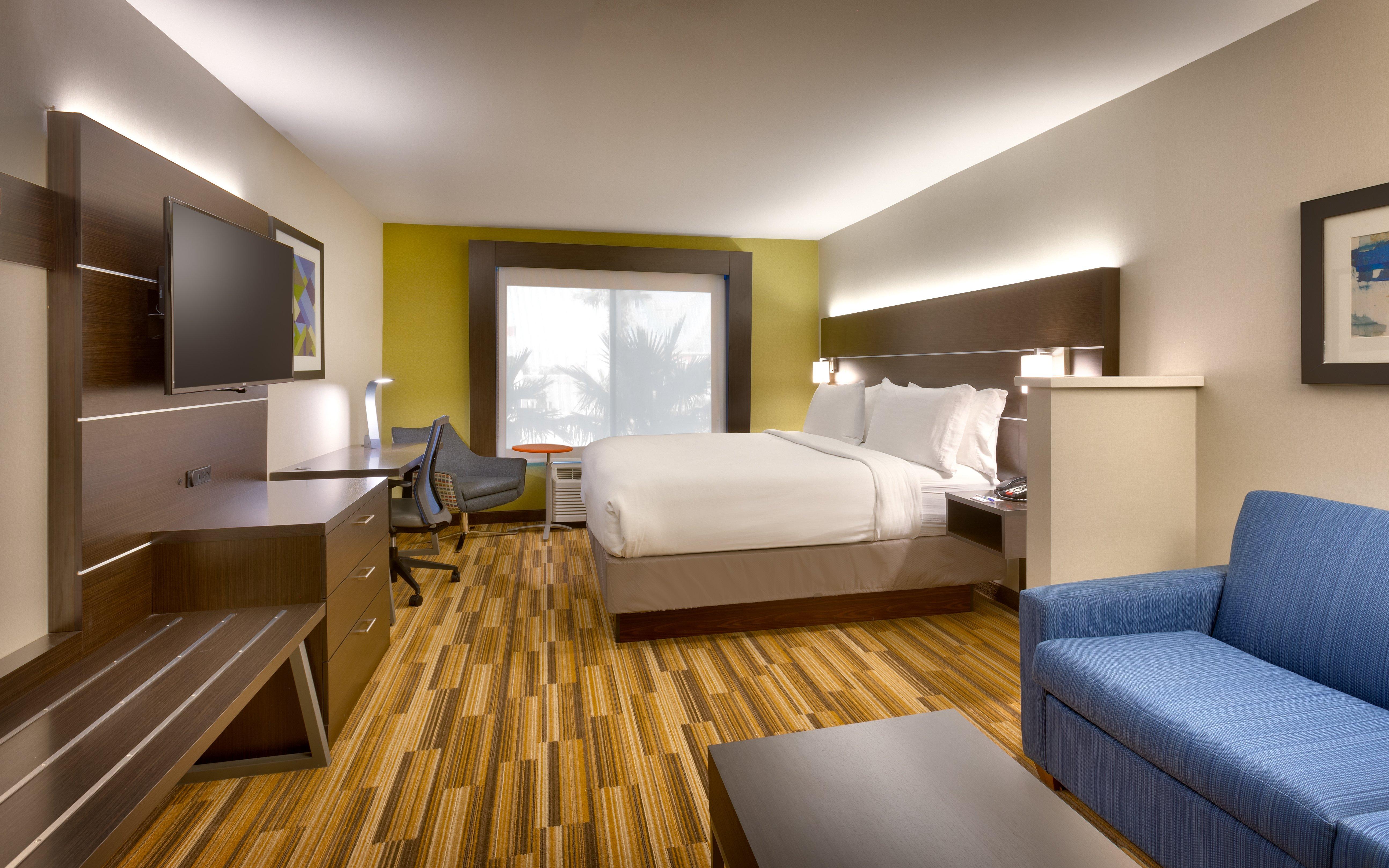 Suite, King Bed, Living Area