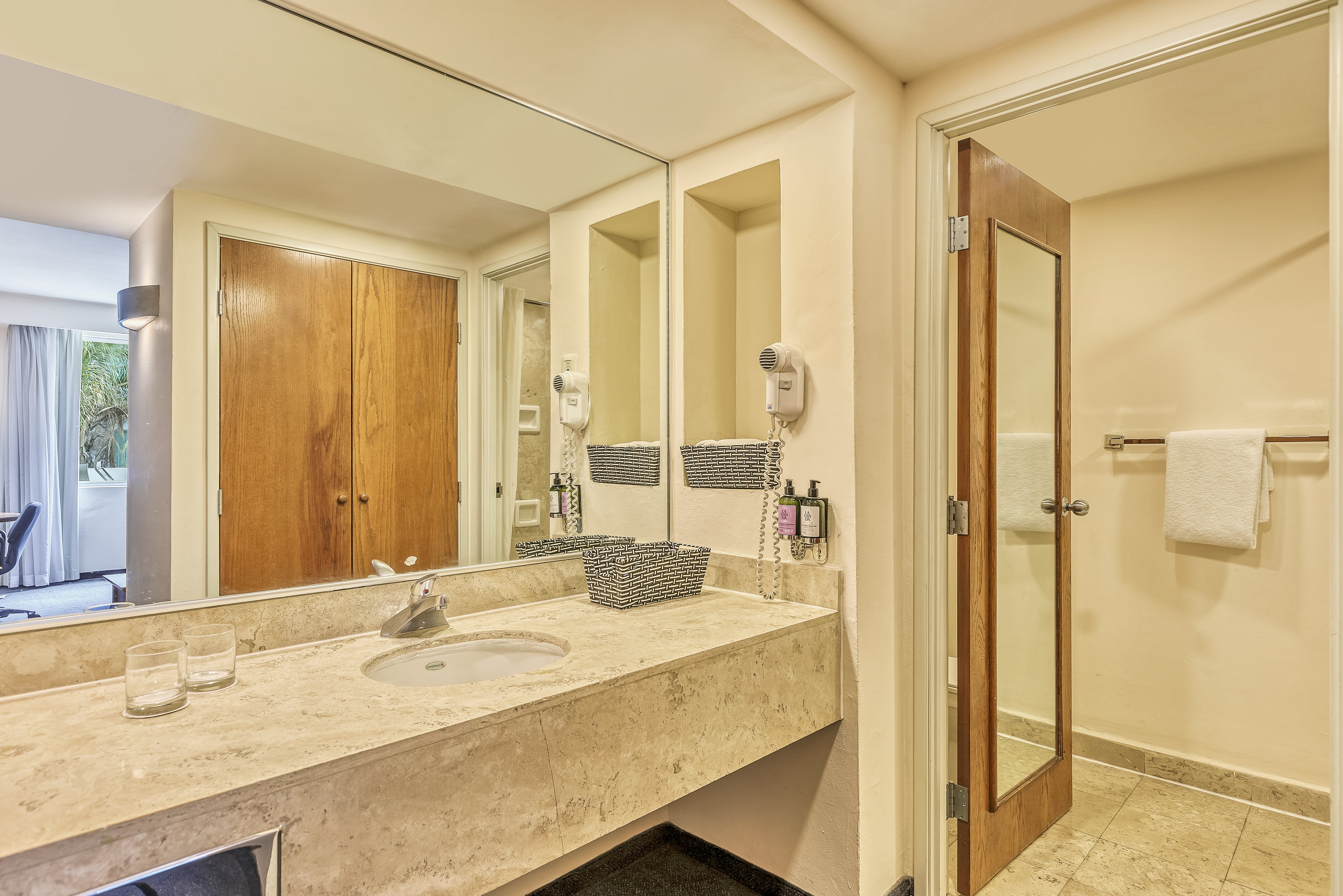 Fiesta Inn Express San Luis Potosi Oriente 50/50