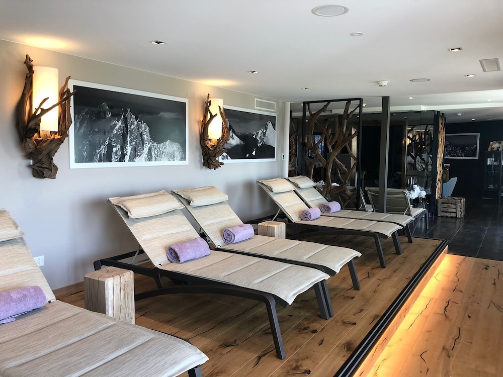 Everness Hotel and Resort 40/71