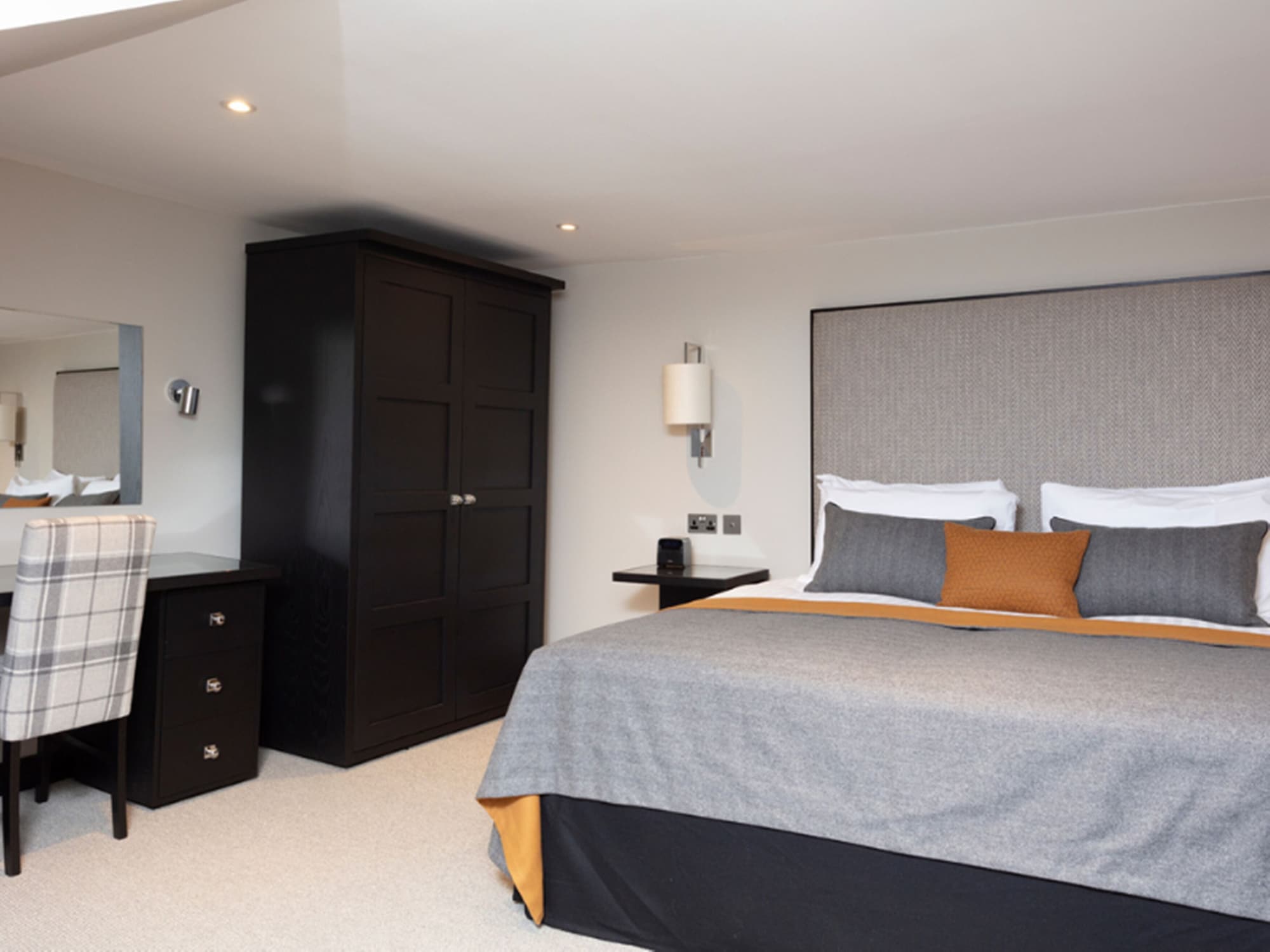 GRAND, KING BED