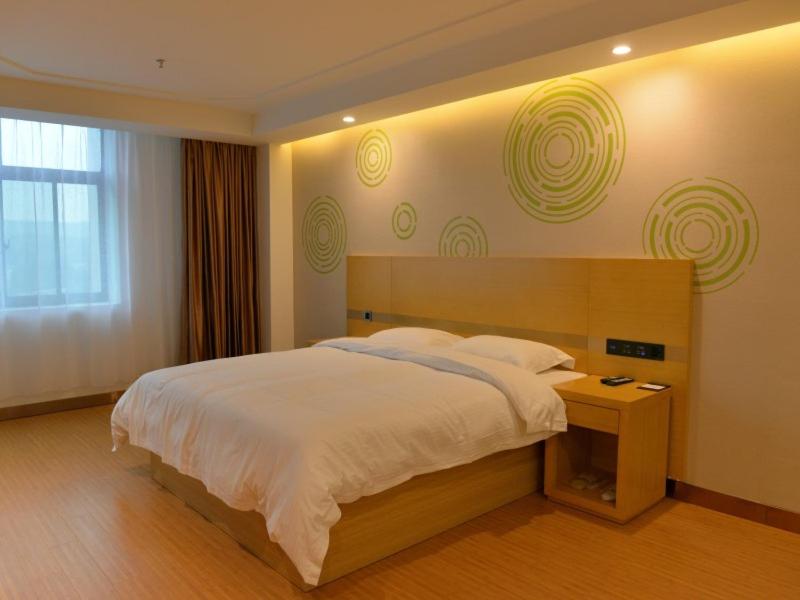 GreenTree Inn Luoyang Ruyang County Dujuan Avenue Hotel 8/18