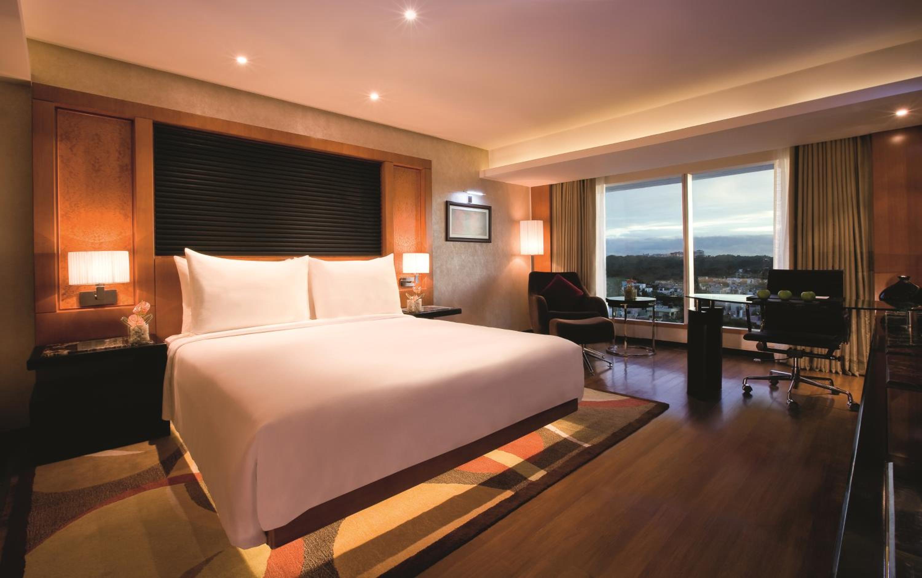 غرفة تنفيذية بشرفة