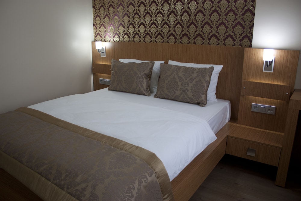 ECONOMY, BASEMENT, DOUBLE BED, NO WINDOW