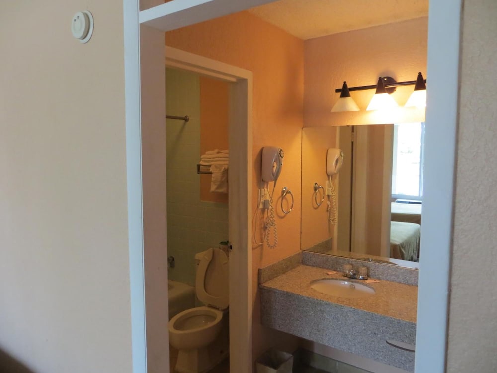 Americourt Extended Stays 14/38
