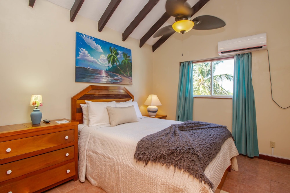 CLASSIC, PENTHOUSE, QUEEN BED, OCEAN VIEW