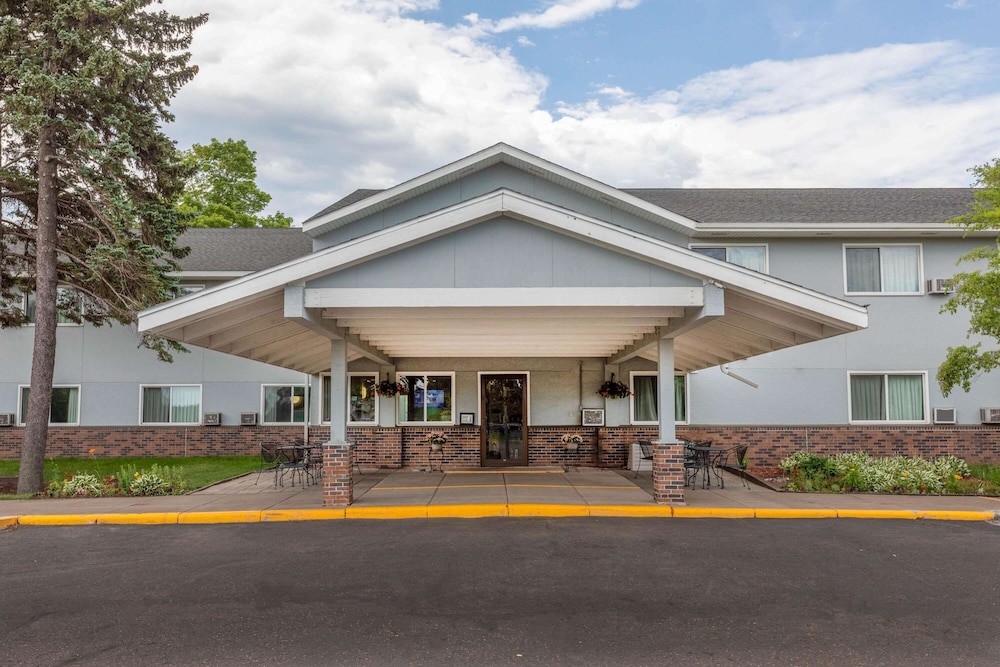 Super 8 by Wyndham Duluth 3/35