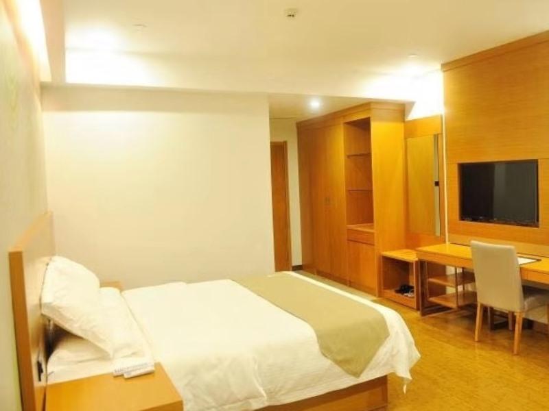 Greentree Inn Zhenjiang Dagang New District Tonggang Road Butterfly Square Hotel 10/18