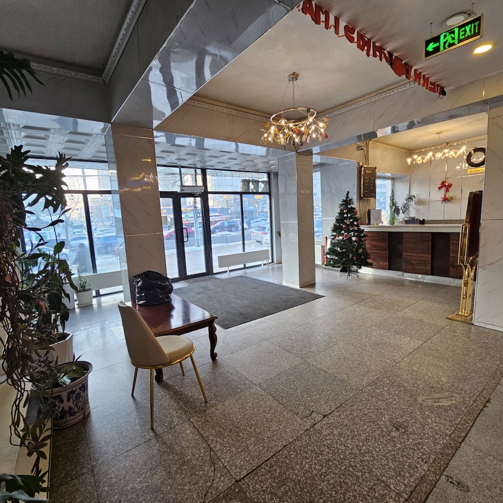 Land Hotel 34/50