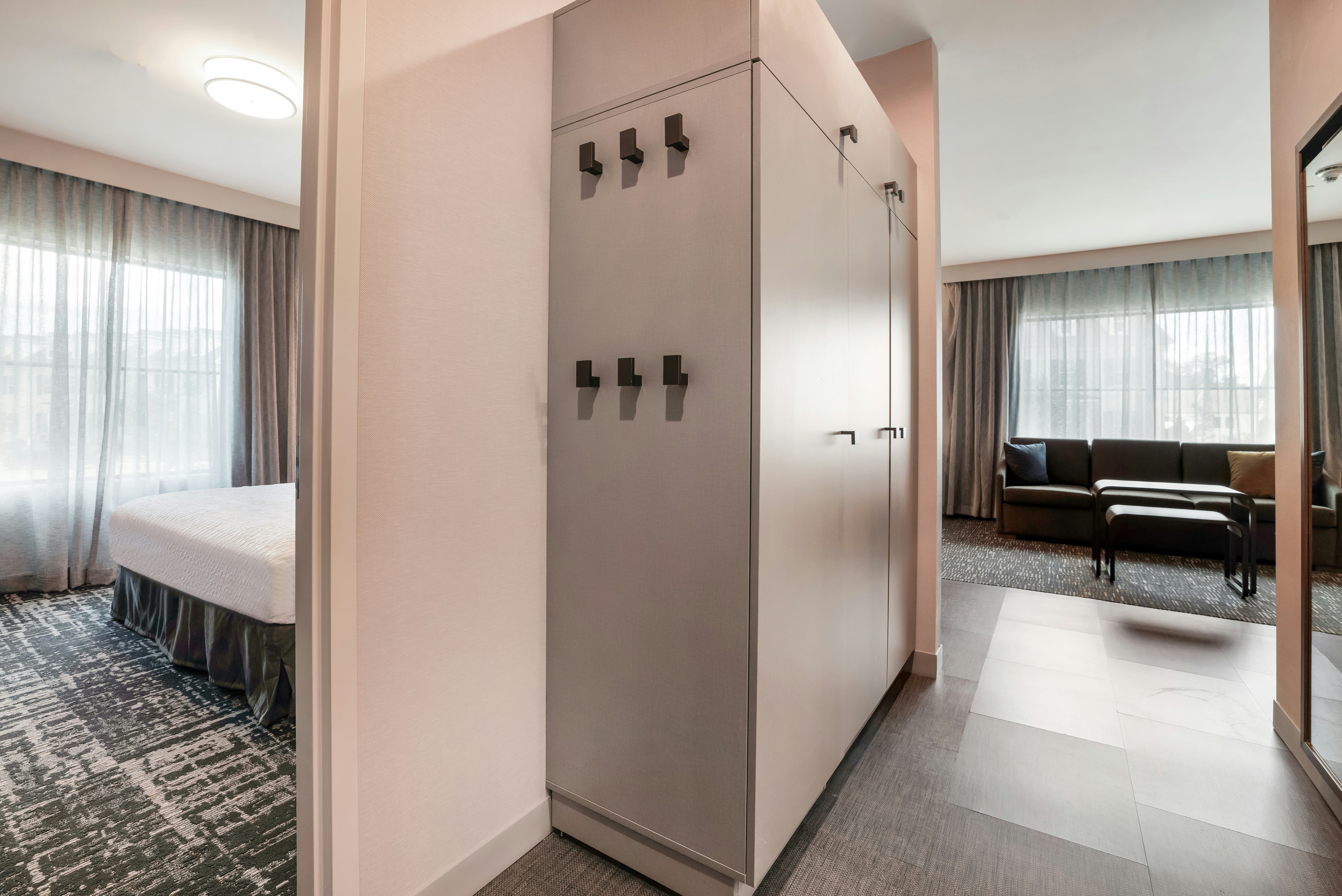 1 BEDROOM, SUITE, KING BED, LAUNDRY